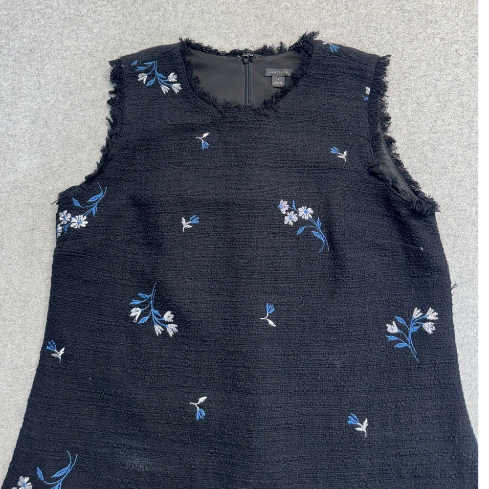 Ann Taylor Tweed Shell Womens Size 4 Navy Blue Floral Embroidered Fringed Top - Picture 2 of 7